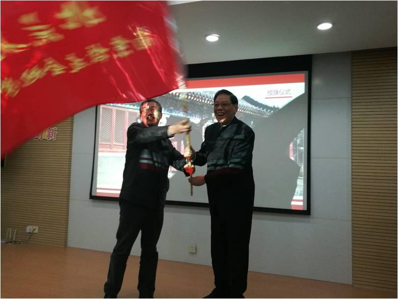 raybet最佳电子竞技平台南京校友会任彦申会长向杨群分会会长授予了南京地学分会会旗.jpg