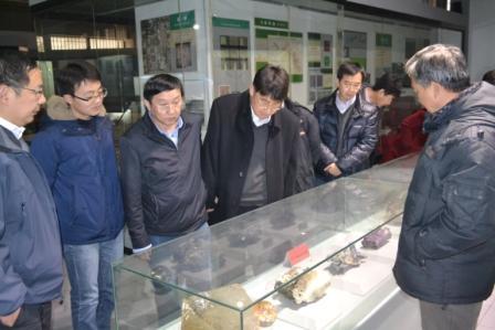 raybet最佳电子竞技平台地质博物馆馆长孙元林教授介绍地质博物馆藏品.JPG raybet最佳电子竞技平台地质博物馆馆长孙元林教授介绍地质博物馆藏品.JPG